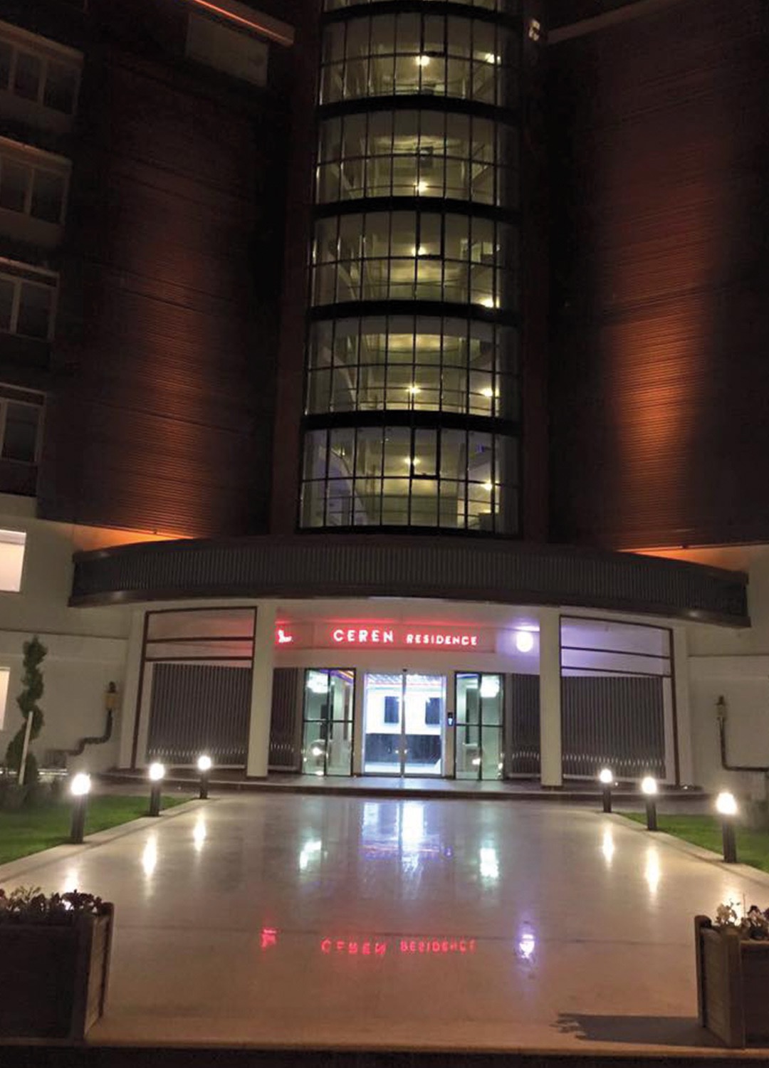 Ceren Residence Edirne — Gece aydınlatmasıyla ana giriş