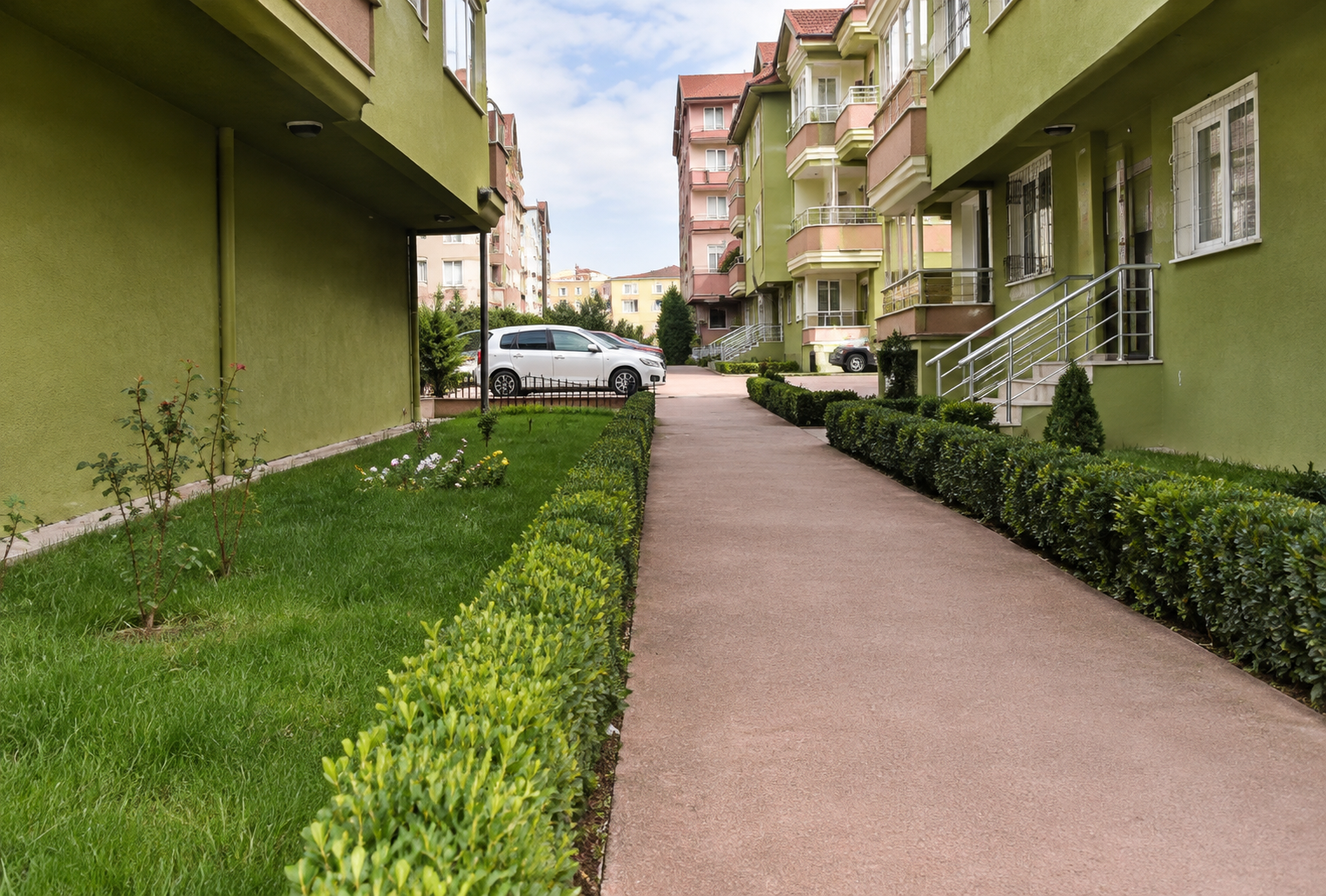 Erdağı Evleri — bahçe ve yürüyüş yolu