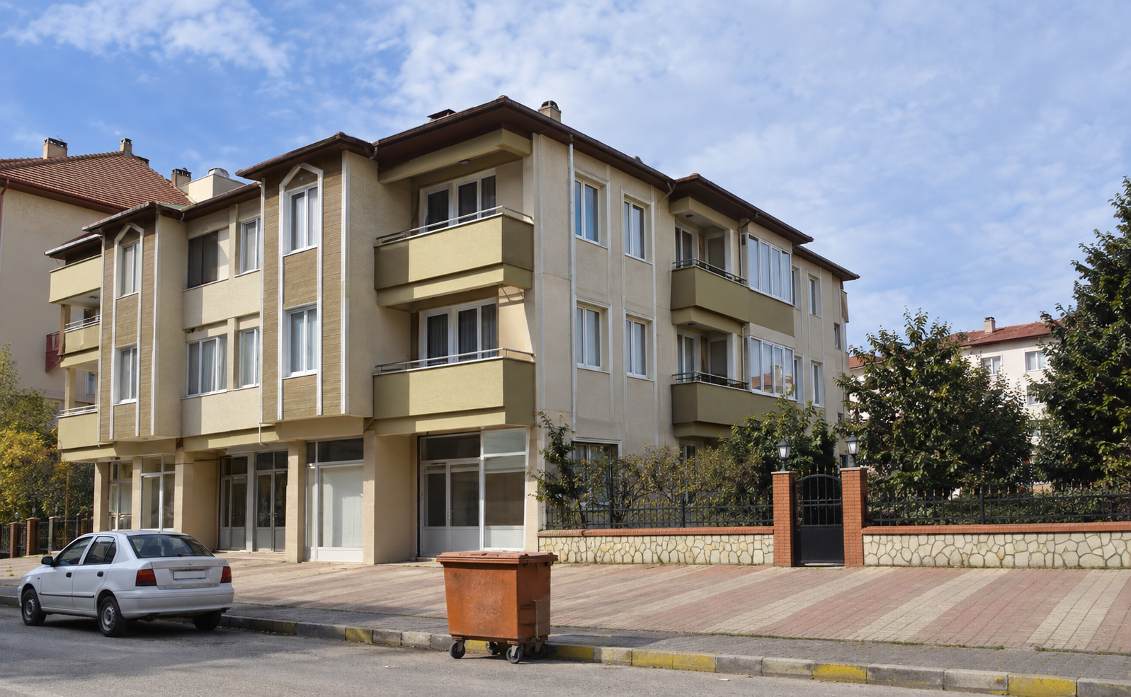 Erdağı Sitesi — köşe ve giriş görünümü