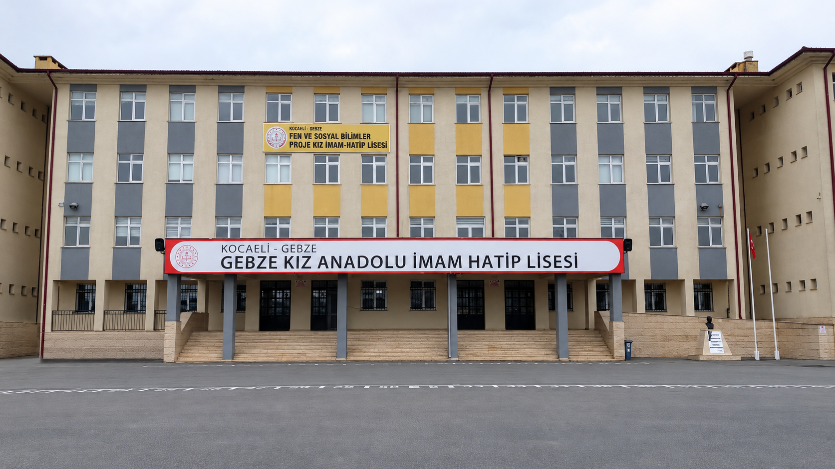 Gebze Kız Anadolu İmam Hatip Lisesi ön cephesi ve ana girişi