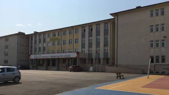 Gebze Kız Anadolu İmam Hatip Lisesi — okul binası ve spor alanı