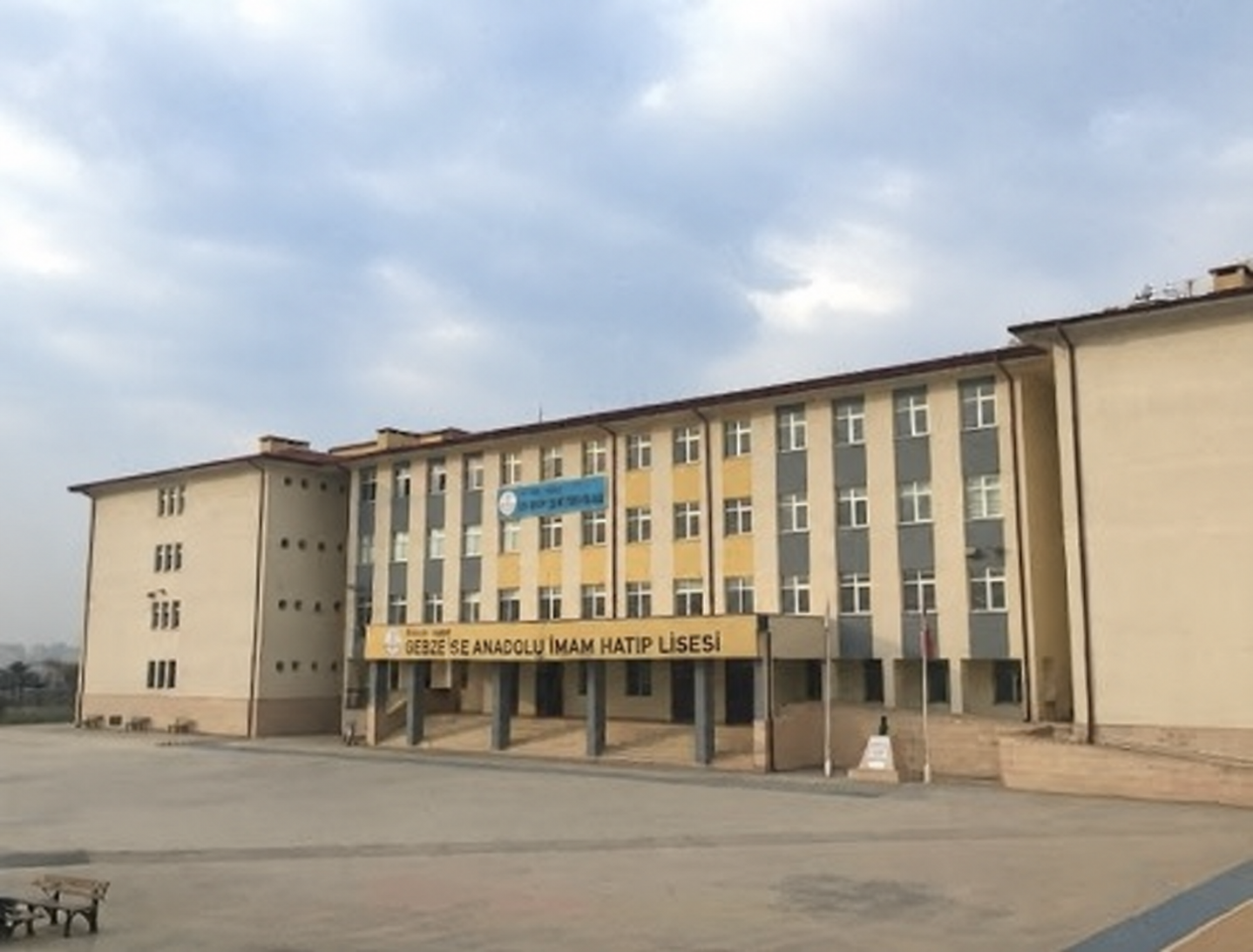 Gebze Kız Anadolu İmam Hatip Lisesi — genel cephe görünümü