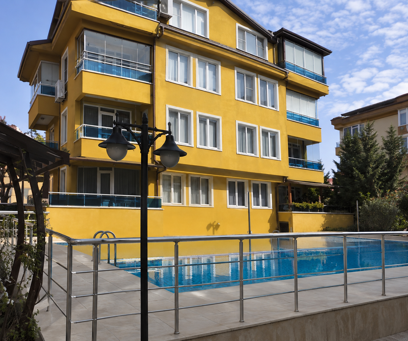 Özüm Sitesi — bina ve havuz görünümü