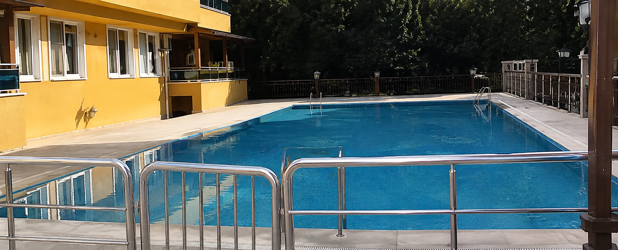 Özüm Sitesi — havuz görünümü