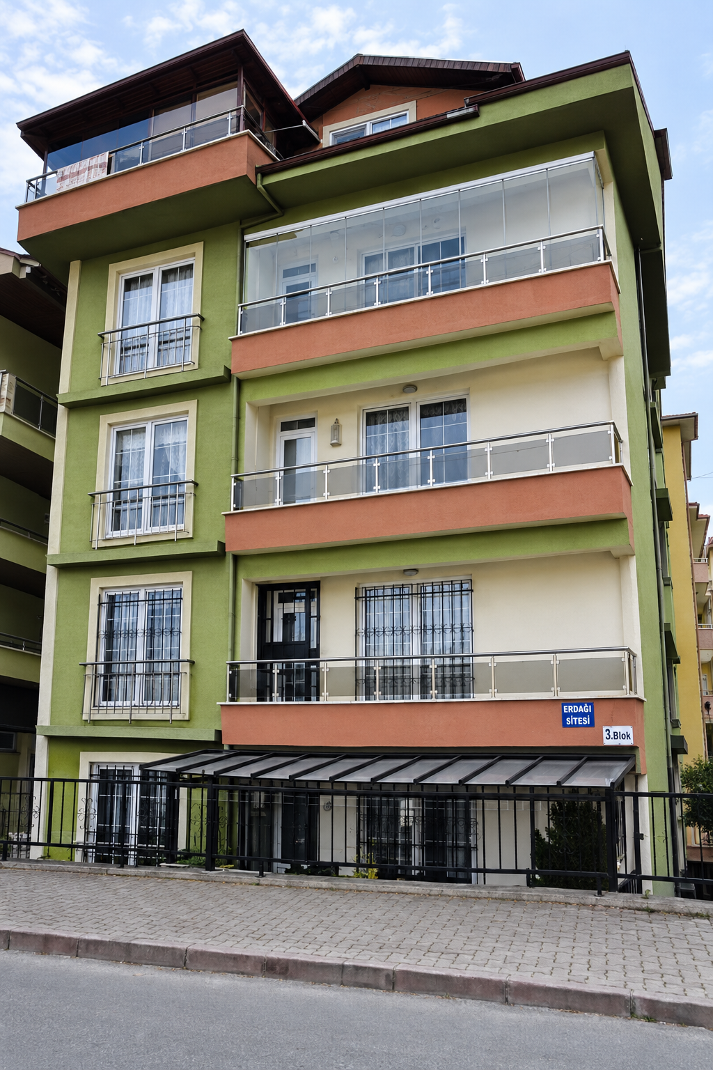 Plajyolu Erdağı Sitesi — ön cephe