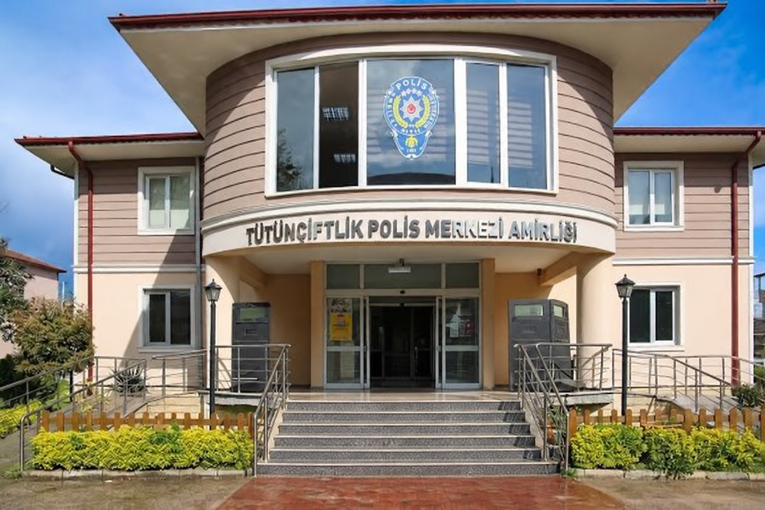 Tütünçiftlik Polis Merkezi Amirliği ön cephesi ve ana girişi