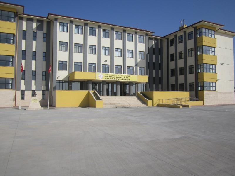 Yahya Kaptan Anadolu Lisesi ön cephesi ve ana girişi
