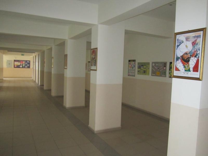 Yahya Kaptan Anadolu Lisesi — iç koridor