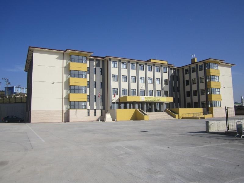 Yahya Kaptan Anadolu Lisesi — ön cephe ve okul bahçesi